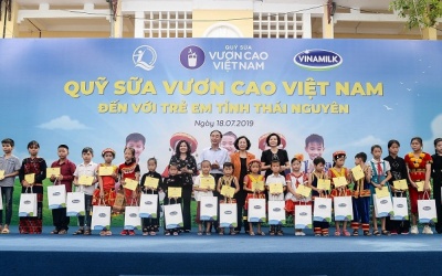 Quỹ sữa Vươn cao Việt Nam và Vinamilk trao tặng 70.000 ly sữa cho trẻ em Thái Nguyên