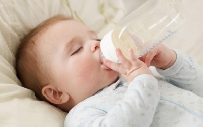 Trẻ bị thận đa nang bẩm sinh nên uống sữa gì?