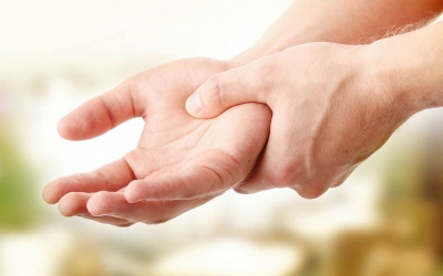 9 nguyên nhân khiến bạn bị run ngón tay cái