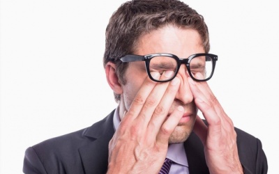 Vì sao bạn không nên dùng tay dụi mắt? 