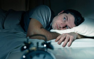 Uống rượu bia, hút thuốc lá gây mất ngủ nhiều hơn cà phê?