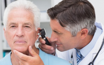 Thường xuyên bị ù tai, có tiếng ồn trong tai do đâu? 