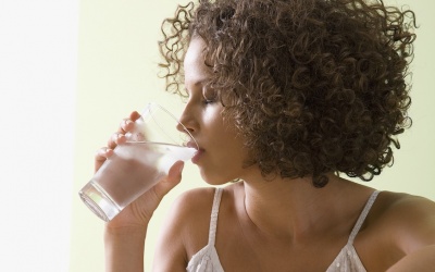 Súc miệng bằng nước muối có giúp giảm đau họng, viêm họng? 