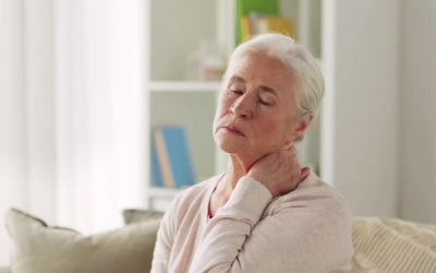 Đau vai gáy nên điều trị thế nào?