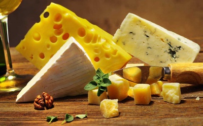 Phô mai nào dành cho người cứ ăn sữa bò là nôn nao, đau bụng?