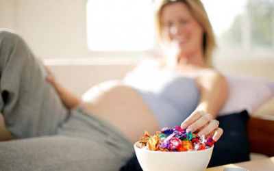 Bà bầu “nghiện” đồ ngọt gây hại gì?