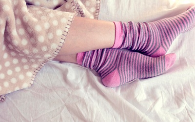 Nguyên nhân nào khiến bạn bị lạnh chân khi đi ngủ?