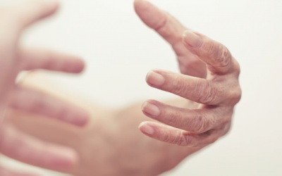 Tại sao tăng huyết áp và thoái hóa đốt sống cổ lại gây run tay? 