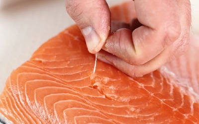 Bị hóc xương cá ở cổ họng phải làm thế nào?