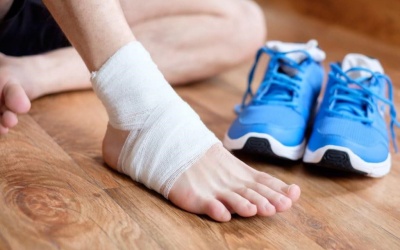 Khi nào nên chườm nóng, khi nào nên chườm lạnh để giảm đau?