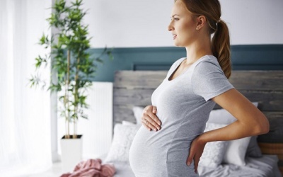 Mẹ bầu thường bị đau lưng, chuột rút và nhiều triệu chứng khác trong 3 tháng giữa thai kỳ