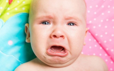 Dỗ trẻ sơ sinh quấy khóc như thế nào?