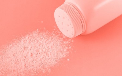 Vì sao Johnson & Johnson thu hồi gấp 33.000 lọ phấn rôm?