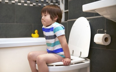 Trẻ bị táo bón: Dấu hiệu, nguyên nhân và cách điều trị
