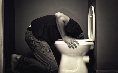 Nôn sau khi nhậu nhẹt có phải do ngộ độc rượu? 