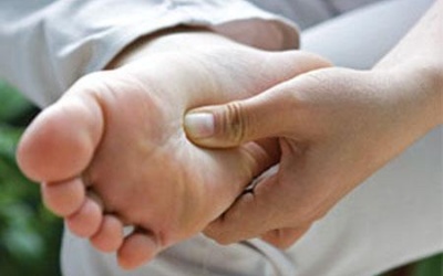 Người mắc đái tháo đường bị đau nhói dưới bàn chân có nguy hiểm không?