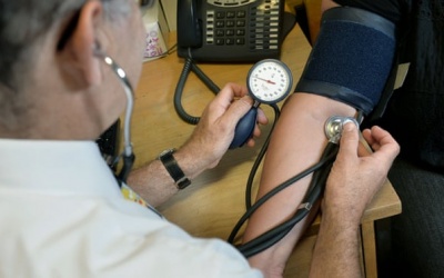 Uống thuốc huyết áp vào buổi tối tốt hơn buổi sáng?