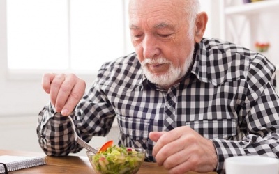 Những lưu ý giúp người bệnh Parkinson ăn uống dễ dàng hơn