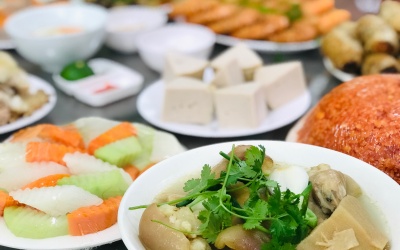 Thưởng thức cỗ Tết ở làng cổ Đường Lâm