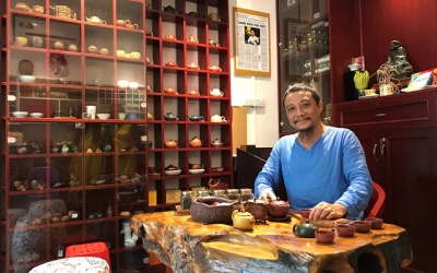 Nâng chén trà thưởng hương, thức trí