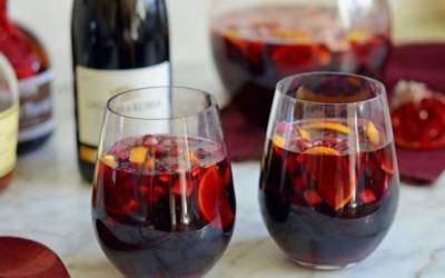 Học cách pha 1 ly Sangria lựu cho tối cuối tuần thêm ấm cúng