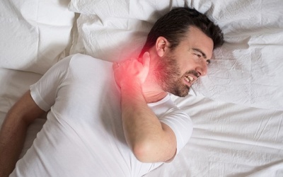 Cổ cứng đơ sau khi thức dậy phải làm sao?