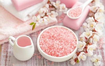 Mách bạn cách làm muối tắm tại nhà cho làn da mịn màng, trắng sáng 