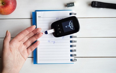 Mắc đái tháo đường, làm sao ổn định đường huyết khi phải hạn chế ra ngoài?