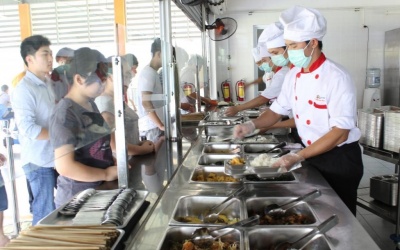 Người có triệu chứng về đường hô hấp không được tham gia cung cấp dịch vụ ăn uống