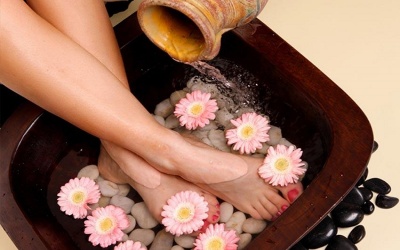 Ngâm chân thư giãn với muối, tinh dầu bạc hà và tinh dầu cam