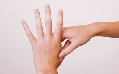 Bấm huyệt trị run tay có hiệu quả không, thực hiện thế nào?