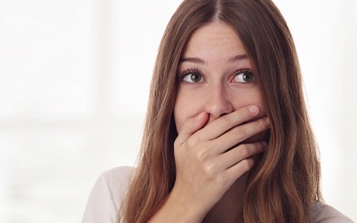 Chữa nấc cụt bằng tư thế ôm đầu gối