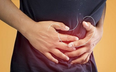 Uống nước dừa giảm đau dạ dày?