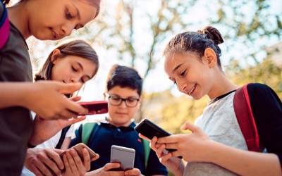Trẻ em ở từng độ tuổi nên sử dụng smartphone như thế nào?