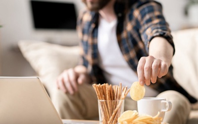Hạn chế ăn vặt không kiểm soát bằng cách ăn đúng giờ