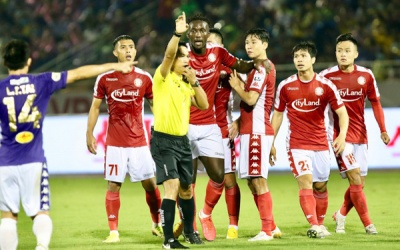 Trọng tài phá trận đấu, TP.HCM bị Hà Nội đẩy xuống cuối tốp 5