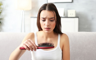 Làm sao khắc phục tình trạng rụng tóc sau sinh?
