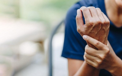 Tại sao bạn bị run tay và có những cách nào để điều trị?