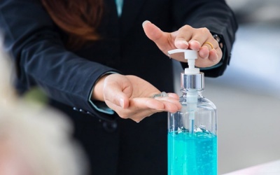 FDA cảnh báo hàng loạt sản phẩm nước rửa tay phòng Covid-19 có thể gây hại