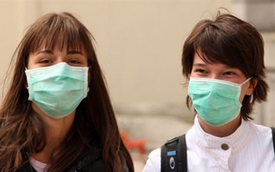 Hành động kéo khẩu trang xuống cằm rồi kéo lên nguy hiểm như thế nào?