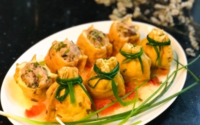 Tối nay ăn gì: Đậu phụ nhồi tôm thịt sốt cà chua