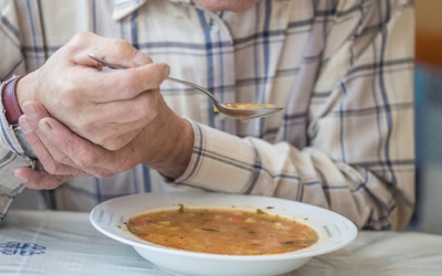 Hướng dẫn giúp người bệnh run tay chân ăn uống dễ dàng hơn