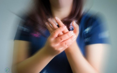 Bị run và tê tay lúc tối ngủ, cách giải quyết?