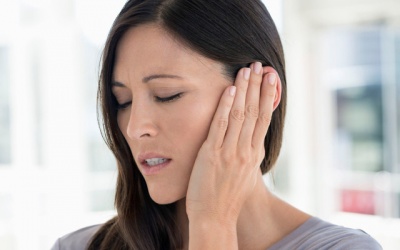 Có tiếng nổ lụp bụp trong tai khi ngủ dậy là triệu chứng của bệnh gì?