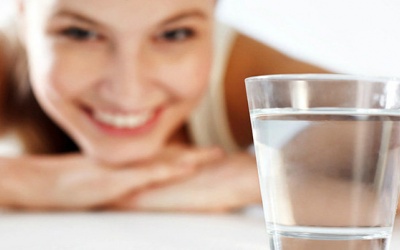 Uống nhiều nước có thể giảm đau thắt lưng?
