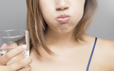 Hôi miệng nặng: Súc miệng nước muối không đỡ phải làm sao?