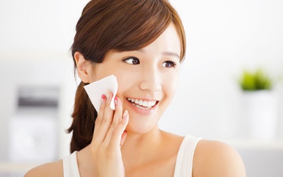 Nên chăm sóc da với toner hay nước hoa hồng?