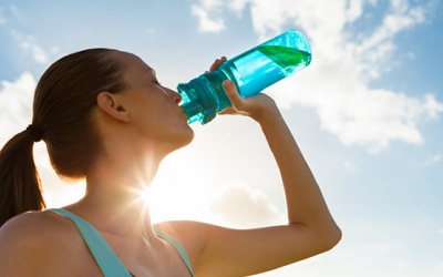 Nhận biết cơ thể có đang thiếu nước hay không nhờ màu nước tiểu