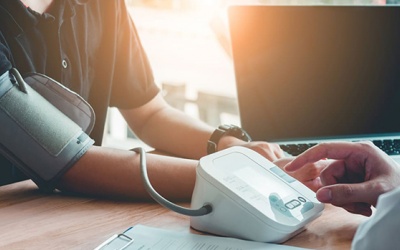 Huyết áp thấp có liên quan đến run chân tay không?