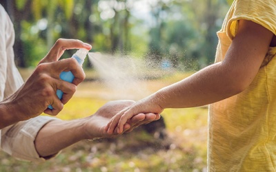 Tự làm dung dịch chống muỗi đề phòng sốt xuất huyết